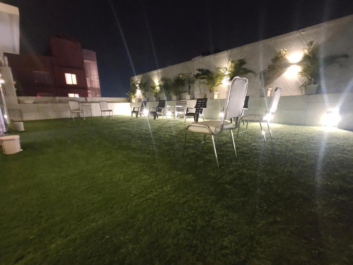 Hotel Orange International Surat Exterior foto