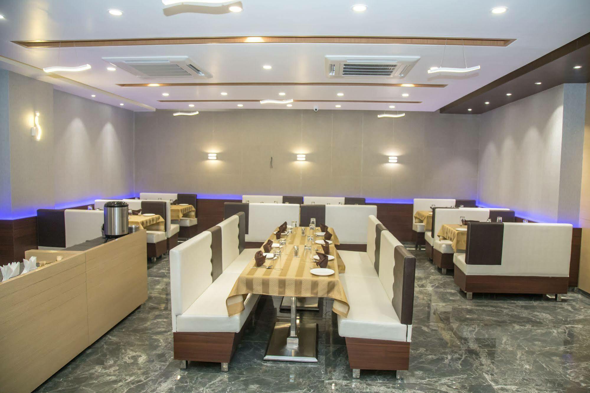 Hotel Orange International Surat Exterior foto